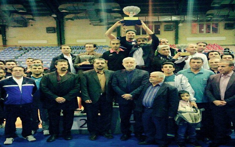 جام قهرمانی در دستان کارگران مس سرچشمه