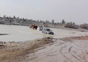 عبور دشوار خودروها از رودخانه «جگین» + فیلم