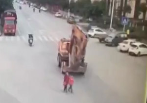 له شدن دلخراش مادربزرگ و نوه در زیر چرخ‌های بیل مکانیکی + فیلم