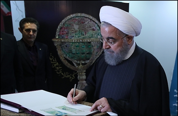 روحانی از طرح جدید اسکناس ده هزار ریالی با نقش حافظیه شیراز رونمایی کرد+ تصاویر