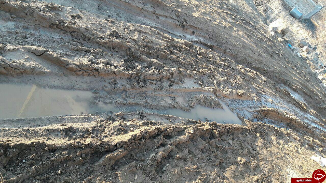 جاده ای گل آلود روستای منیدر  با ناهمواری های فراوان + تصاویر