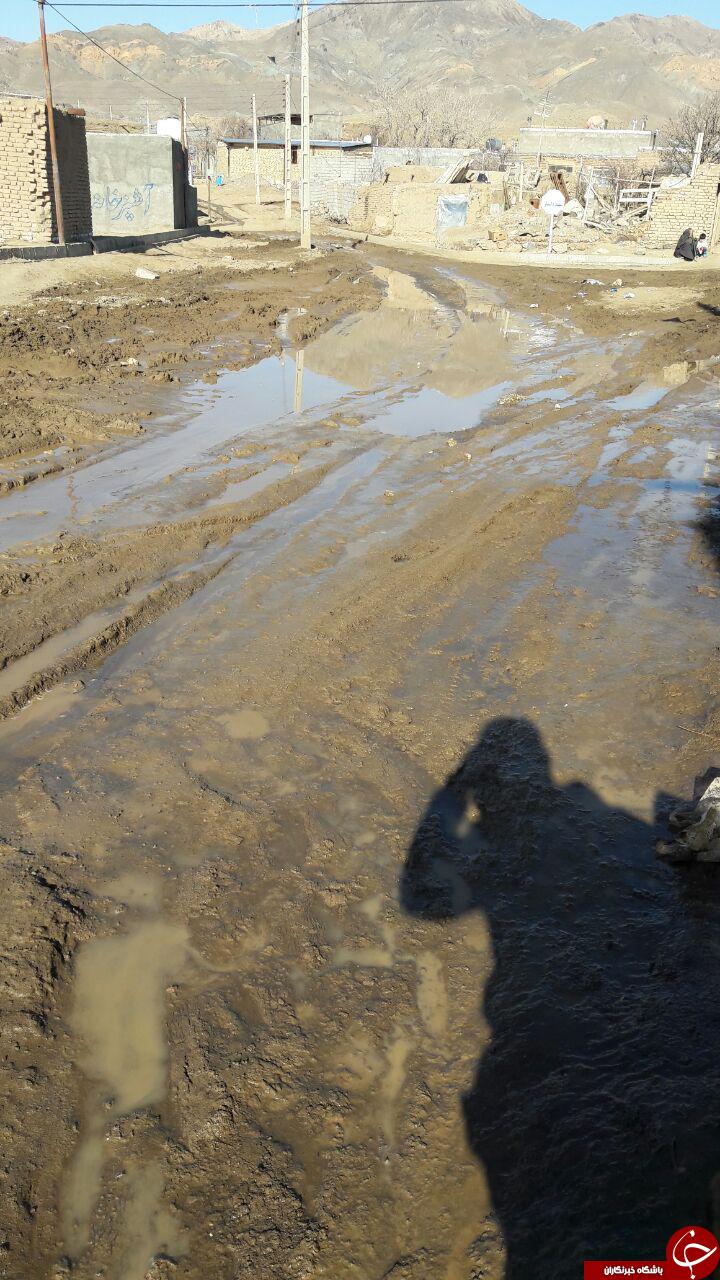 جاده ای گل آلود روستای منیدر  با ناهمواری های فراوان + تصاویر