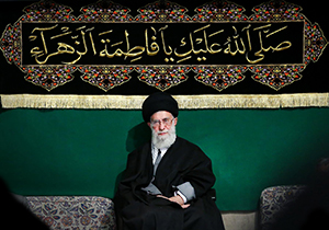 عزاداری رهبر انقلاب در اولین شب از مراسم عزاداری شهادت حضرت فاطمه(س) + فیلم
