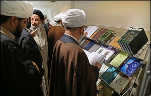 صاحبان آثار کتاب سال حوزه بن خرید کتاب دریافت میکنند