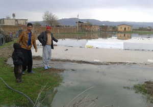 شهروندخبرنگار: آبی که یک هفته روستای سفیدکن را به محاصره خود درآورده + تصاویر