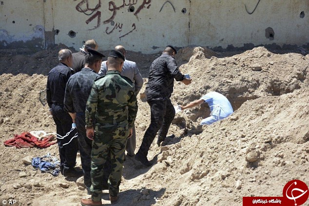 کشف دو گور دسته&zwnj;جمعی در استادیوم فوتبال شهر الرمادی +تصاویر