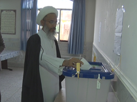 حضور امام جمعه زرندیه پای صندوق رأی