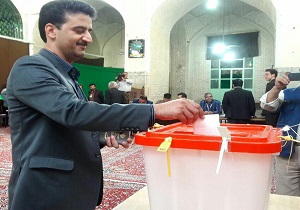 فرماندار بافق رأی خود را به صندوق انداخت +تصاویر