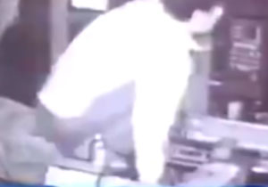 لحظه دلخراش خرد شدن دست کارگر چینی در دستگاه (18+) + فیلم