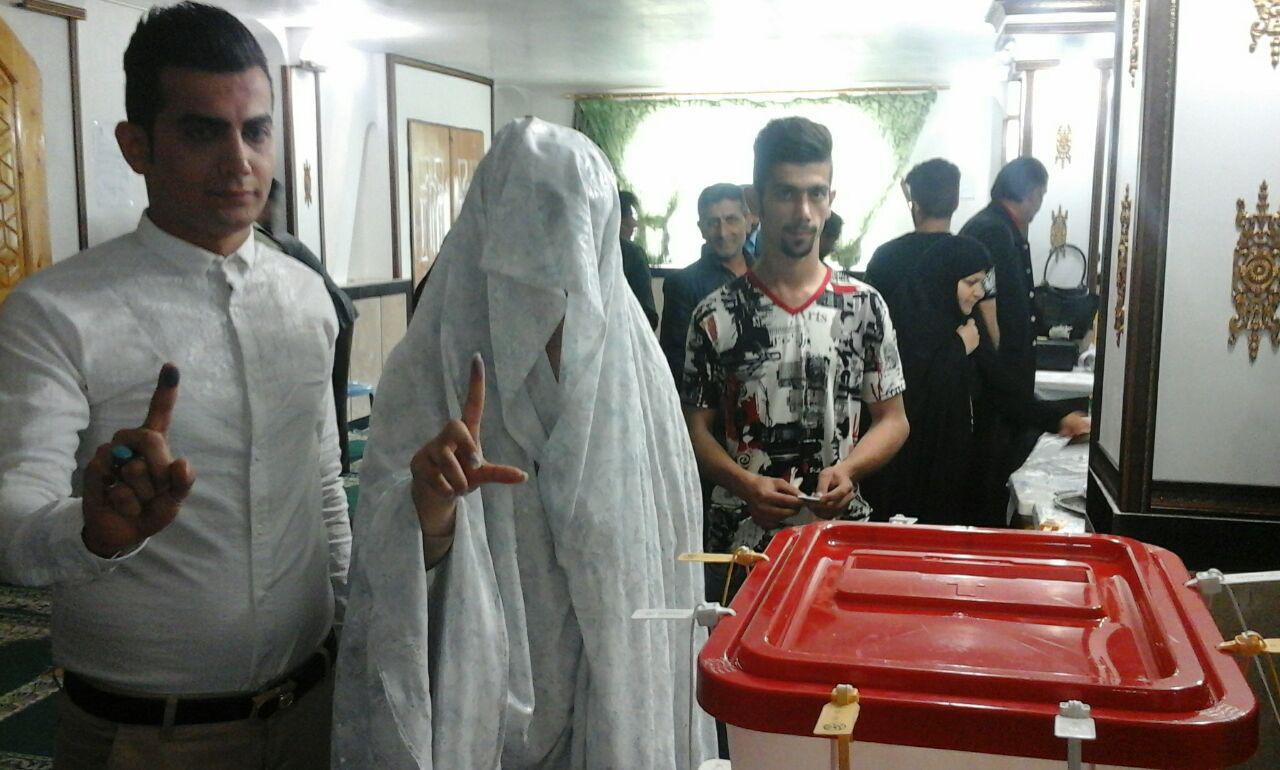 حضور عروس و داماد پای صندوق رای+ تصویر