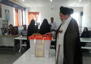 امام جمعه بافق رای خود را به صندوق انداخت
