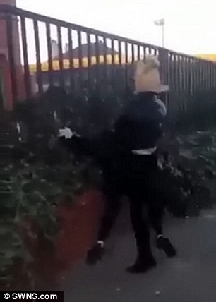 دختر نوجوان دختر دیگری را تا سر حد مرگ کتک زد