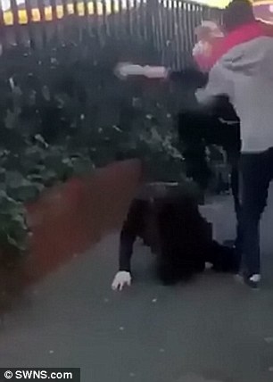 دختر نوجوان دختر دیگری را تا سر حد مرگ کتک زد