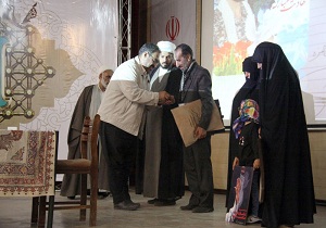 اهدای مدال منقش به نام امام رضا (ع) به خانواده شهید مدافع حرم در سمنان
