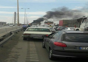 شعله های آتش در برخورد دو خودرو زبانه کشید
