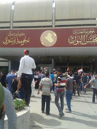 درخواست نوری مالکی برای در اختیار گرفتن کرسی در پارلمان/مجلس عراق در برگزاری جلسه امروز خود ناکام ماند/تحصن هوادارن صدر در صحن مجلس