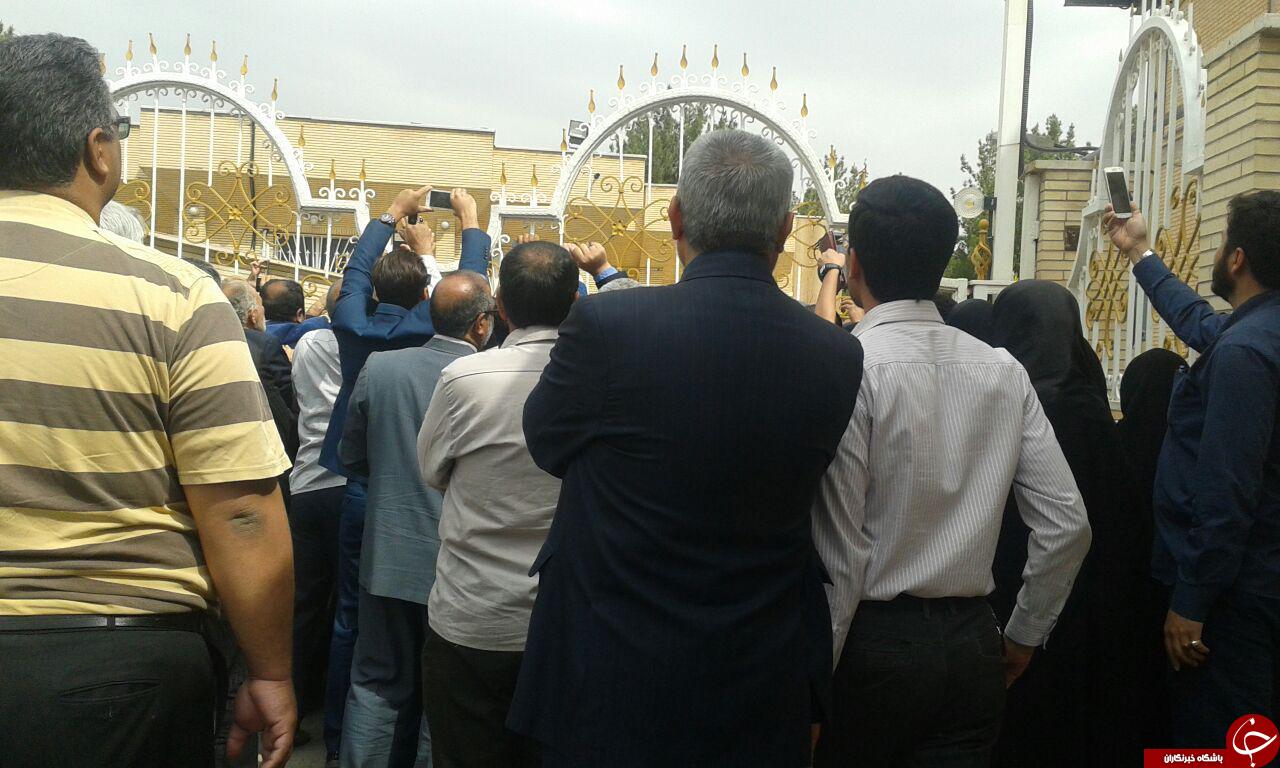 هواداران احمدی نژاد در فرودگاه کرمان به روایت تصویر