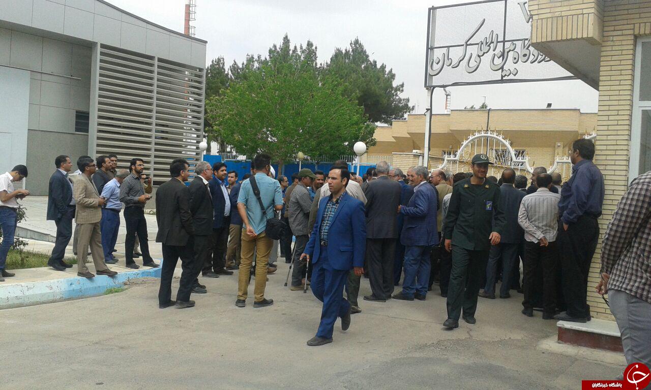 هواداران احمدی نژاد در فرودگاه کرمان به روایت تصویر