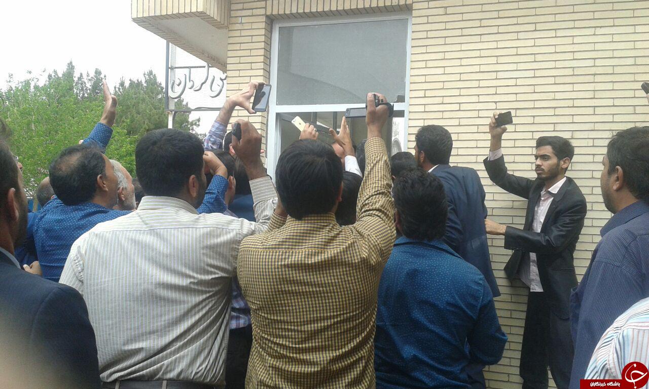 هواداران احمدی نژاد در فرودگاه کرمان به روایت تصویر