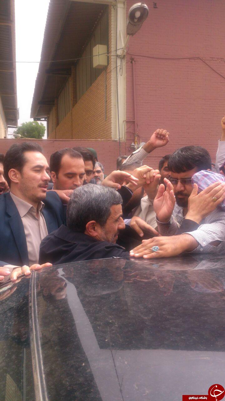 هواداران احمدی نژاد در فرودگاه کرمان به روایت تصویر