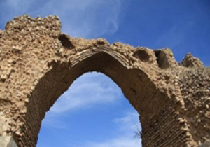 بی‌اعتنایی آقای مدیر کل به تخریب یک اثر تاریخی + فیلم
