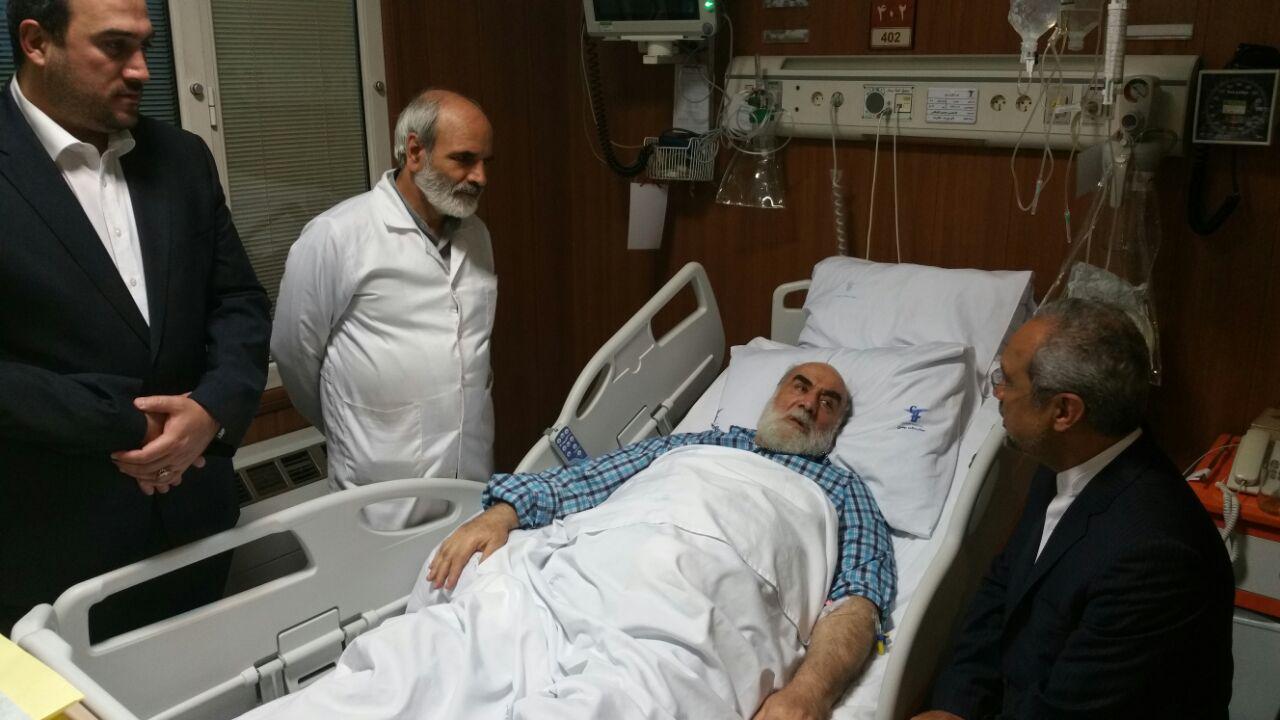 نهاوندیان از حجت الاسلام محمدی گلپایگانی عیادت کرد + عکس