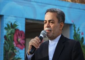 معلم سرمنشا همه عزت ها و بزرگواری ها