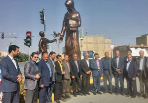 رونمایی از تنديس معلم وشاگرد در نجف اباد