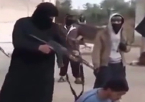 لحظه به رگبار بستن جوان مسیحی در ملأعام توسط جلاد بی رحم داعش + فیلم (18+)