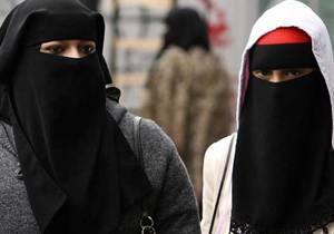 زنان سعودی عقدنامه دریافت می کنند