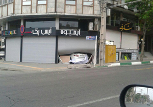 ورود تیوتا به داخل مغازه آیس&zwnj; پک + فیلم