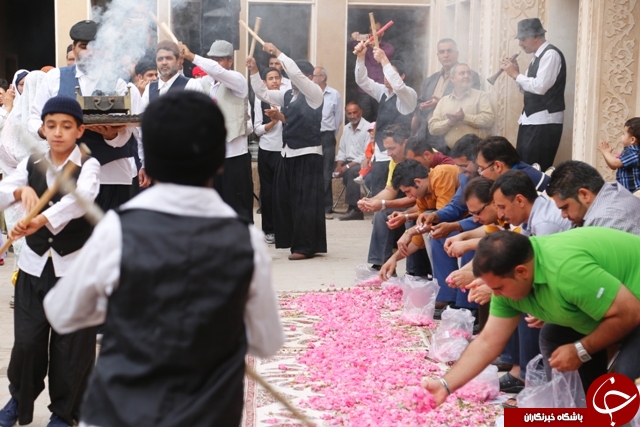 آیین گل غلتان و پیوند زوج کاشانی در مبعث رسول خوبی&zwnj;ها