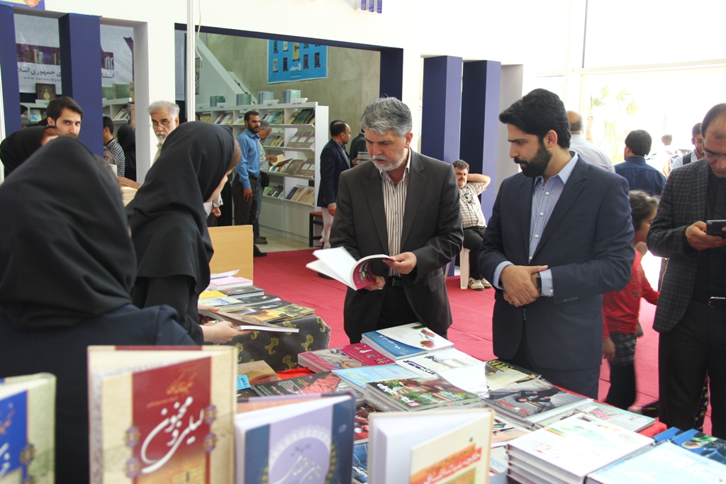 بازدید معاون فرهنگی از سالن ناشران عمومی/ ابراز امیدواری شهرام نیا از بهبود وضعیت ترافیکی نمایشگاه کتاب