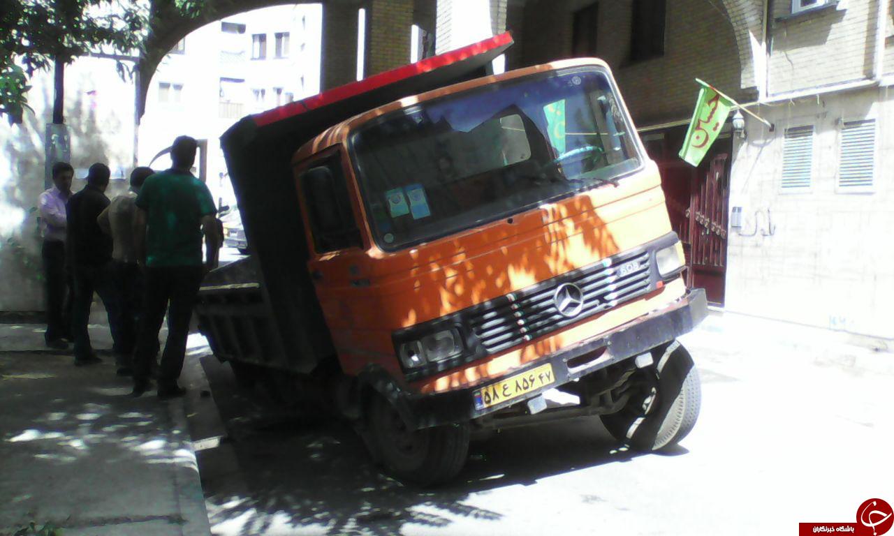 کامیونت حمل آسفالت در چاه فرو رفت + تصاویر