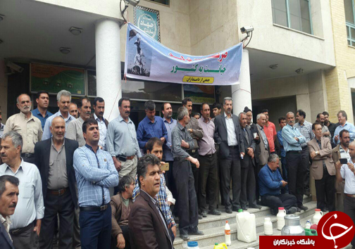 تجمع دامداران هم اکنون در مقابل جهاد کشاورزی استان اصفهان