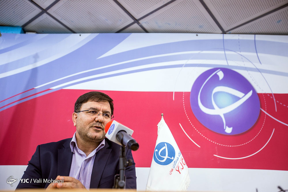رقابت &laquo;لاریجانی&raquo; و &laquo;عارف&raquo; به داخل صحن بکشد، هردو می&zwnj;بازند/ تکاپو برای تشکیل &laquo;فراکسیون سوم&raquo;/ لاریجانی تفکرات امید، معتدلین و مستقلین را به هم نزدیک کنند/ مجلس در انتظار 