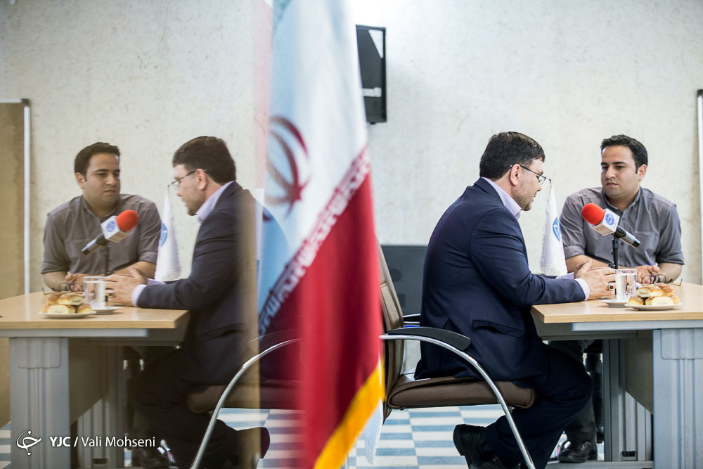 رقابت &laquo;لاریجانی&raquo; و &laquo;عارف&raquo; به داخل صحن بکشد، هردو می&zwnj;بازند/ تکاپو برای تشکیل &laquo;فراکسیون سوم&raquo;/ لاریجانی تفکرات امید، معتدلین و مستقلین را به هم نزدیک کنند/ مجلس در انتظار 