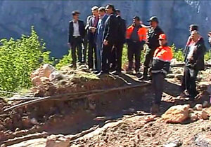 بازديد فرماندار قزوين ازحادثه رانش زمين در الموت غربی