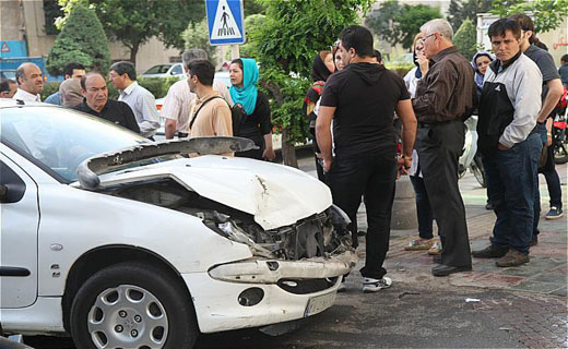 برخورد شدید پژو206 با دیوار ساختمان مسکونی+تصاویر