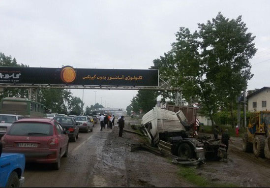 واژگونی تریلی در جاده ساری قائم&zwnj; شهر+ عکس