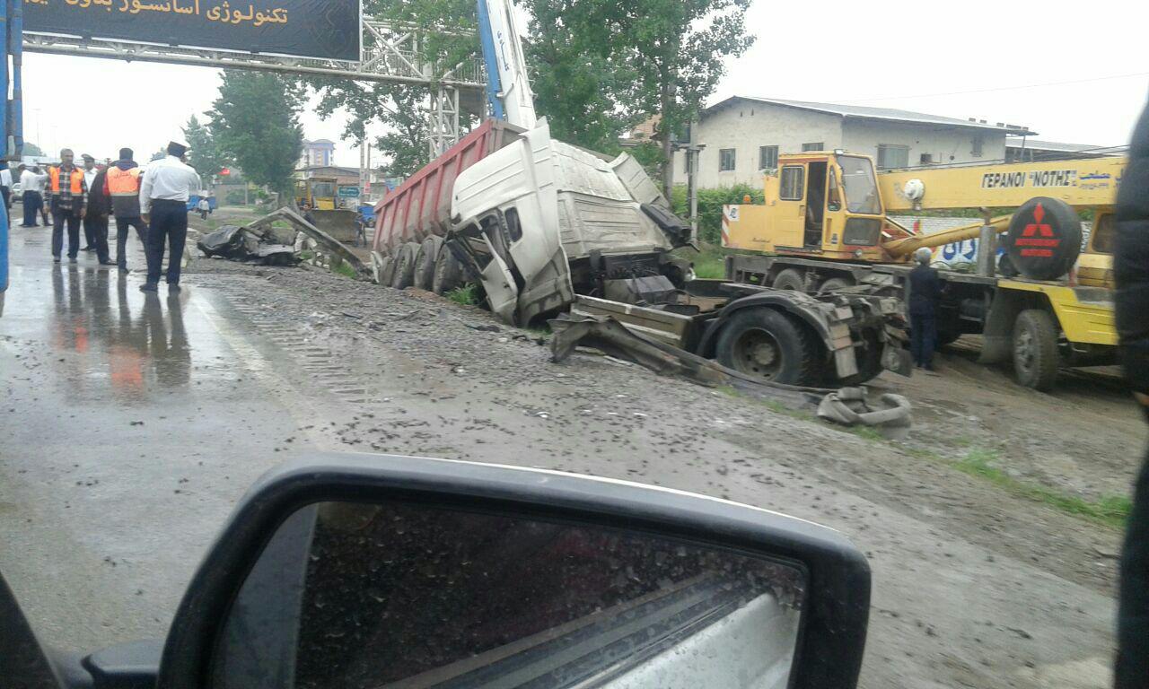 واژگونی تریلی در جاده ساری قائم&zwnj; شهر+ عکس