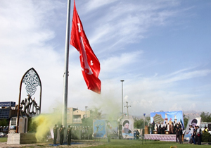 پرچم متبرک کربلای معلی در میدان امام حسین(ع) شهرکرد برافراشته شد