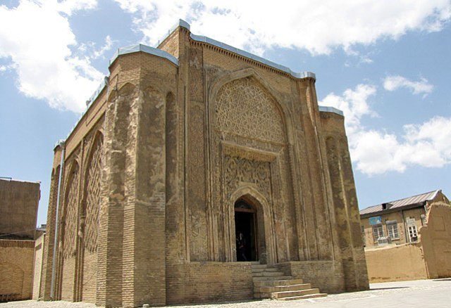 یادمانی با معماری زیبا از خاندان علویان در همدان