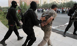 حمله دزد قوی هیکل و ترسناک منزل به ماموران پلیس/سارق حرفهای قبل از فرار دستگیر شد حمله دزد قوی هیکل و ترسناک منزل به ماموران پلیس/سارق حرفهای قبل از فرار دستگیر شد
