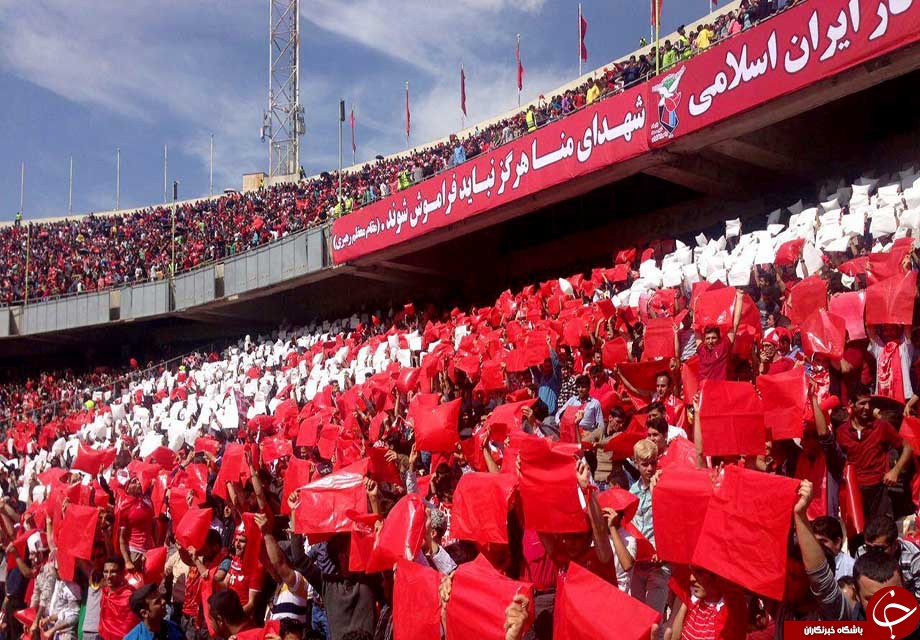 فيلم لحظه رونمايی از طرح موزاييكی دیدار پرسپولیس-راه آهن