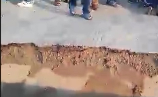 لحظه نجات معجزه آسا موتورسوار از سقوط! + فیلم