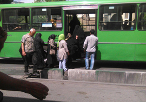 عجله برای خروج از اتوبوس باعث بیهوشی مسافر شد + تصاویر