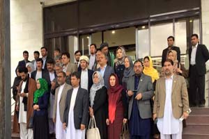 ده ها تن از وکلا جلسه پارلمان را به حمایت از «جنبش روشنایی» ترک کردند