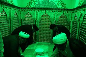 غبار روبی ضریح امامزاده عبدالله بافق