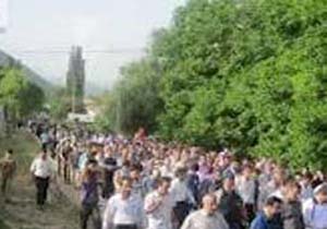 پیاده روی خانوادگی در یک روستا